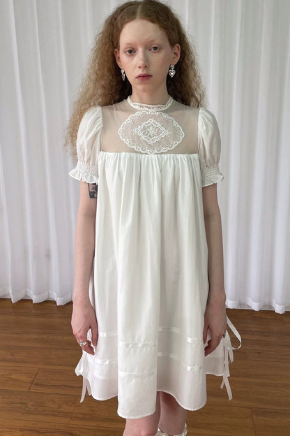 Weißes Spitzen-Netzstoffkleid im Puppenstil