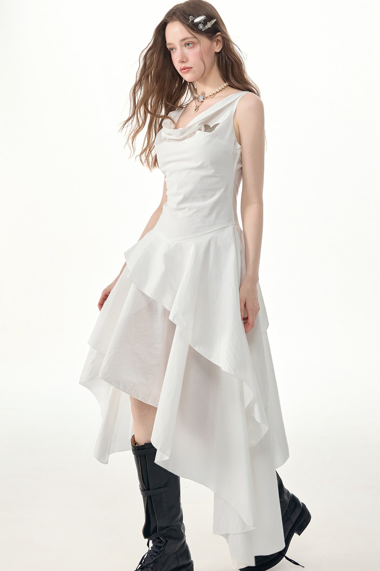 Weißes ärmelloses Kleid mit unregelmäßigem Saum