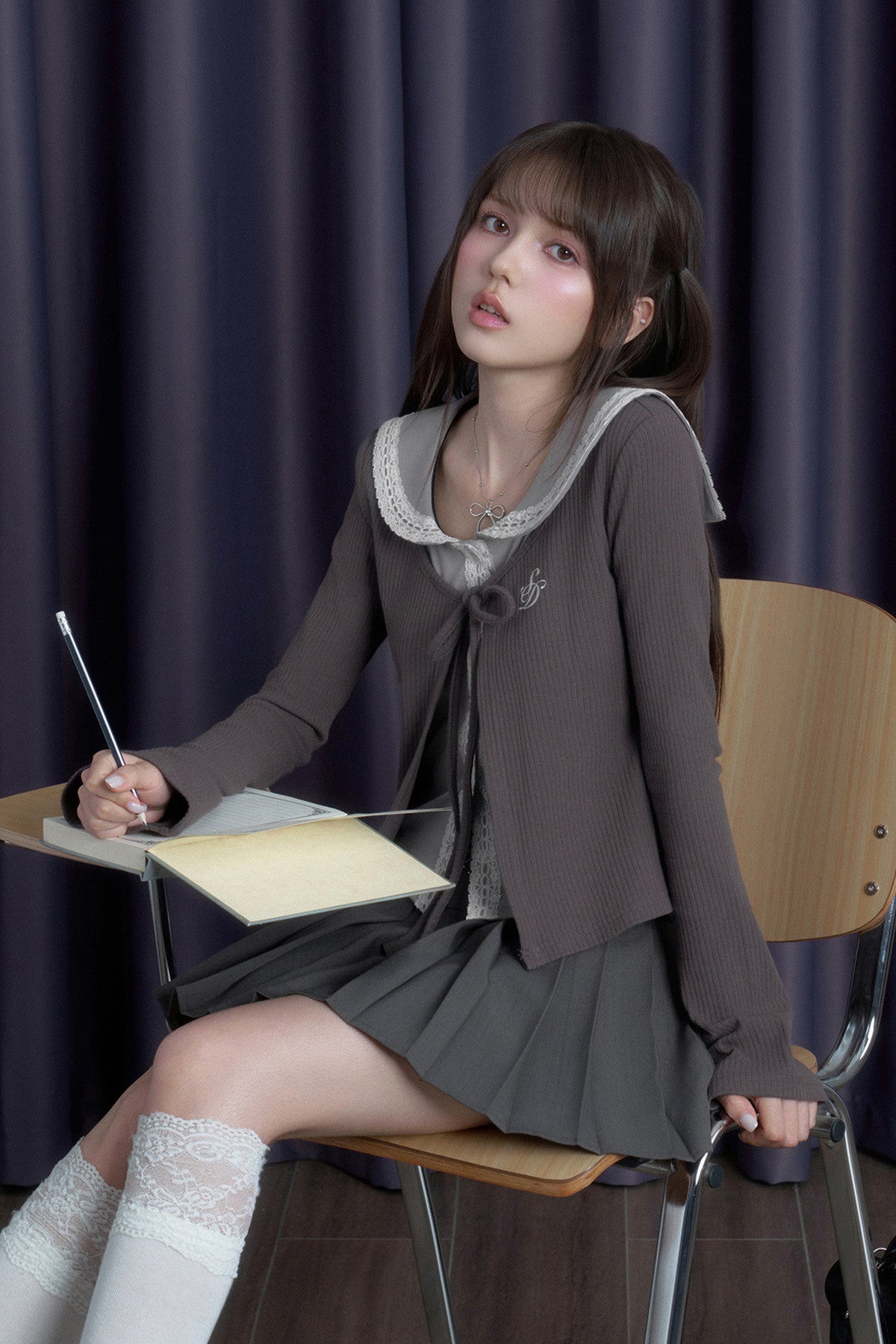 Graues Top mit Spitzen-Matrosenkragen und Rock-Set