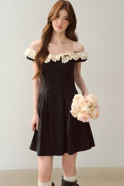 Robe noire à épaules dénudées avec bordure en dentelle au style tendance