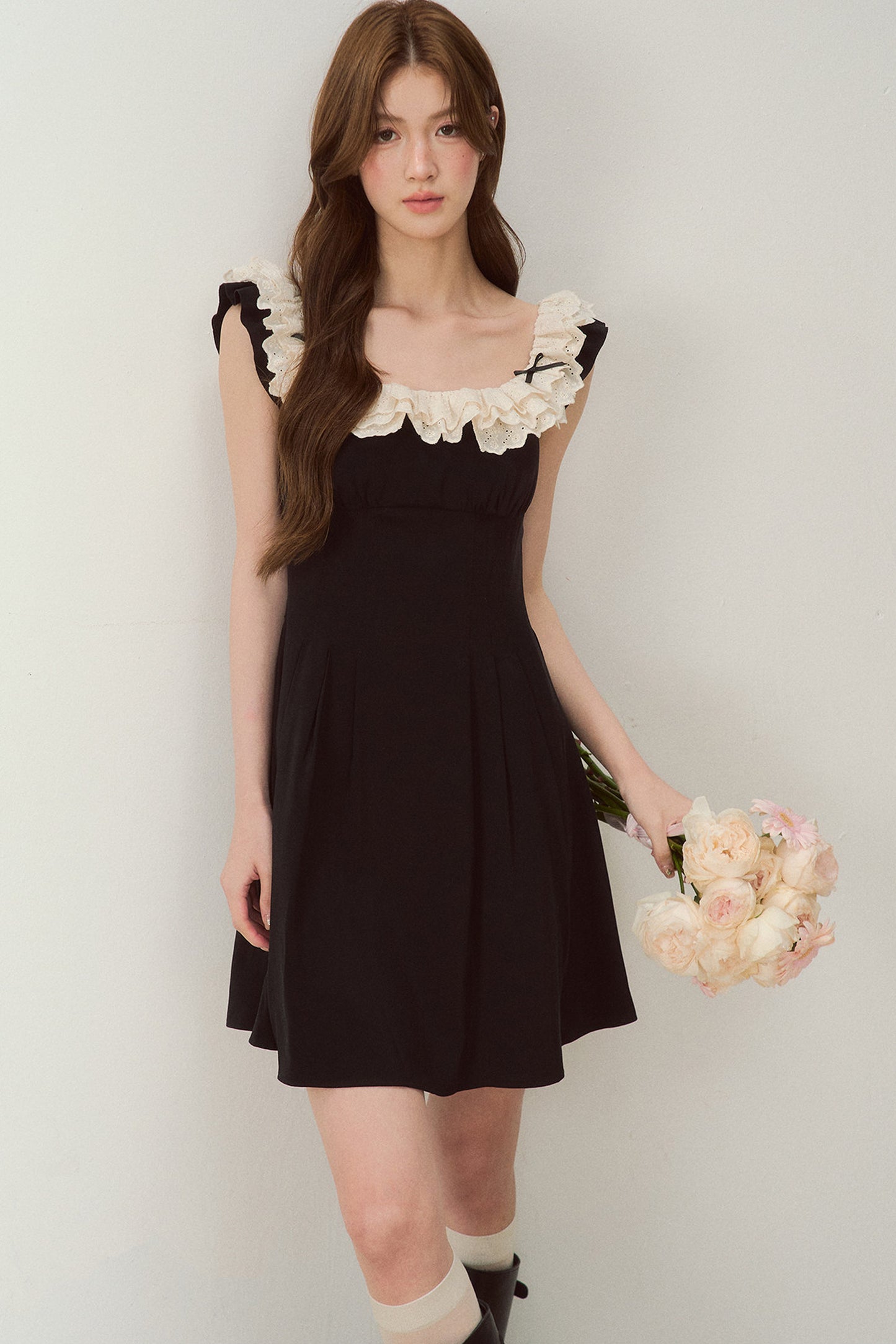 Robe noire à épaules dénudées avec bordure en dentelle au style tendance