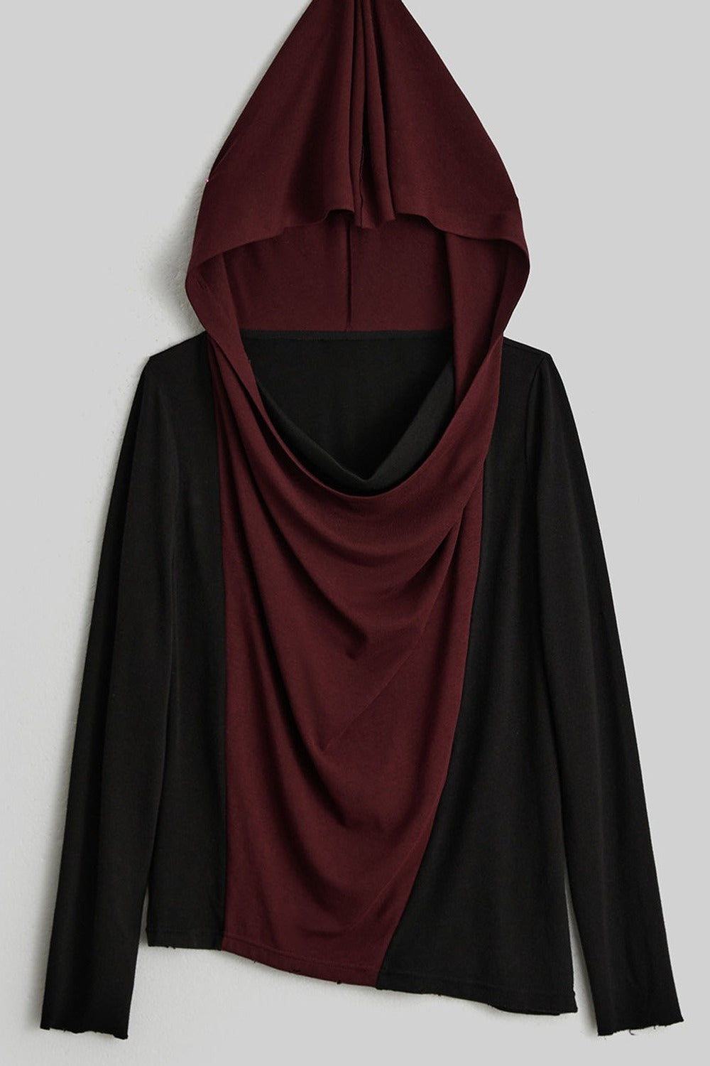 T-shirt nero e rosso con cappuccio e collo drappeggiato