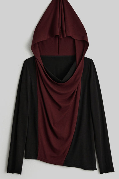 T-shirt nero e rosso con cappuccio e collo drappeggiato