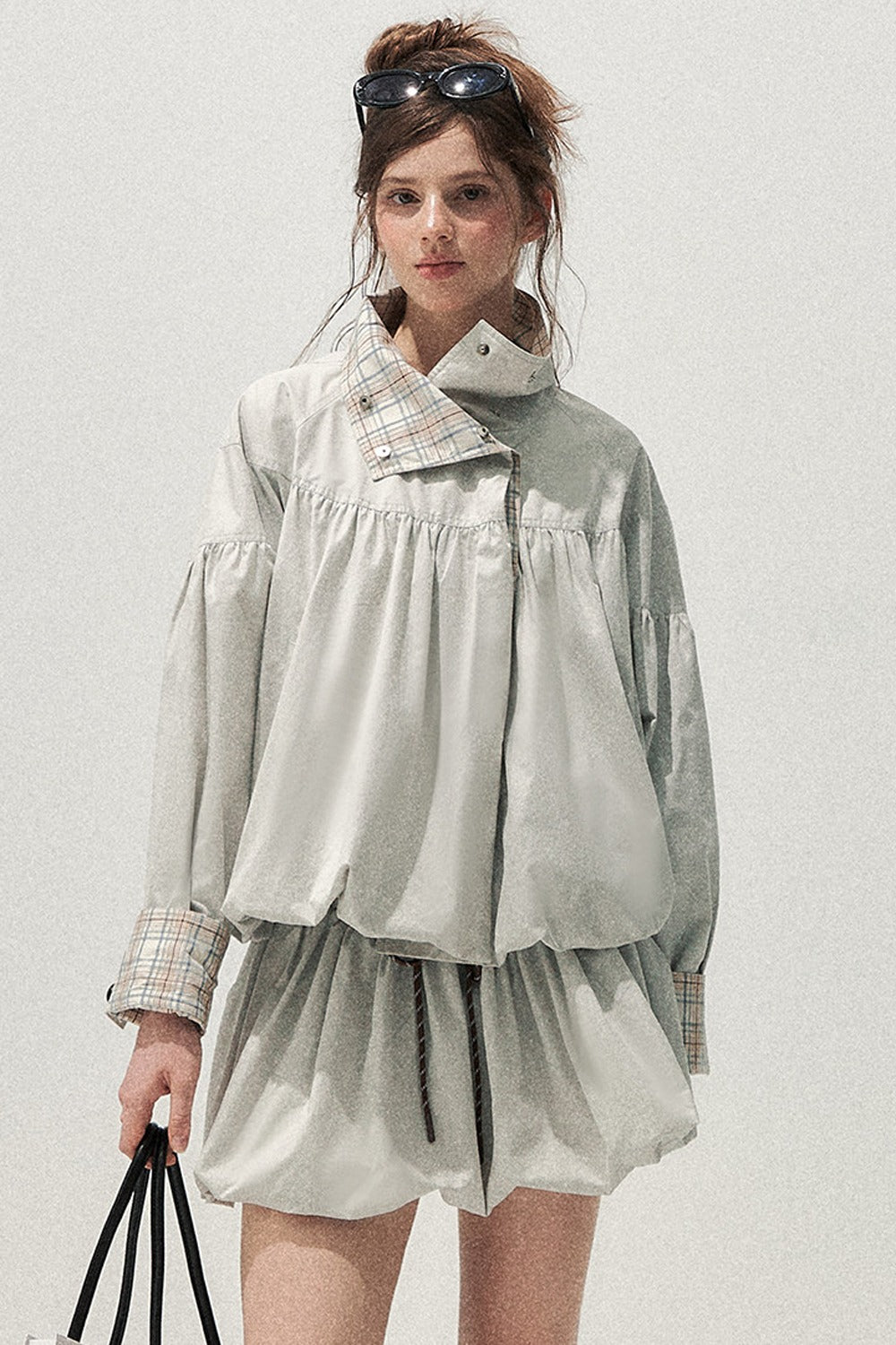 Set trench e gonna scozzese grigio-blu con bottoni decorativi