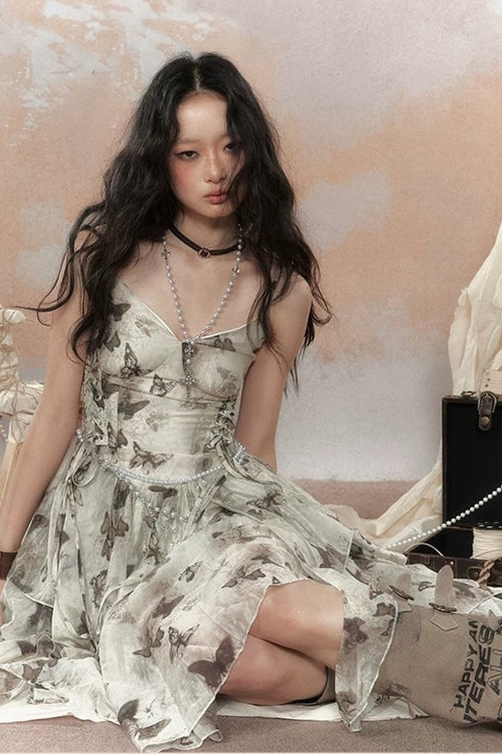 Abito asimmetrico in chiffon con farfalla