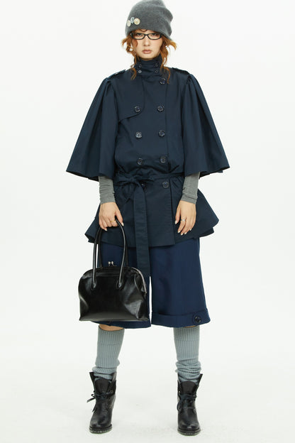 Marineblauer Trenchcoat mit Cape-Ärmeln und zweireihiger Knopfleiste