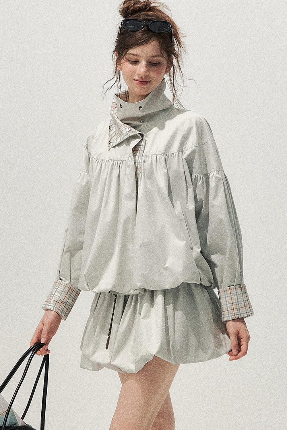 Set trench e gonna scozzese grigio-blu con bottoni decorativi