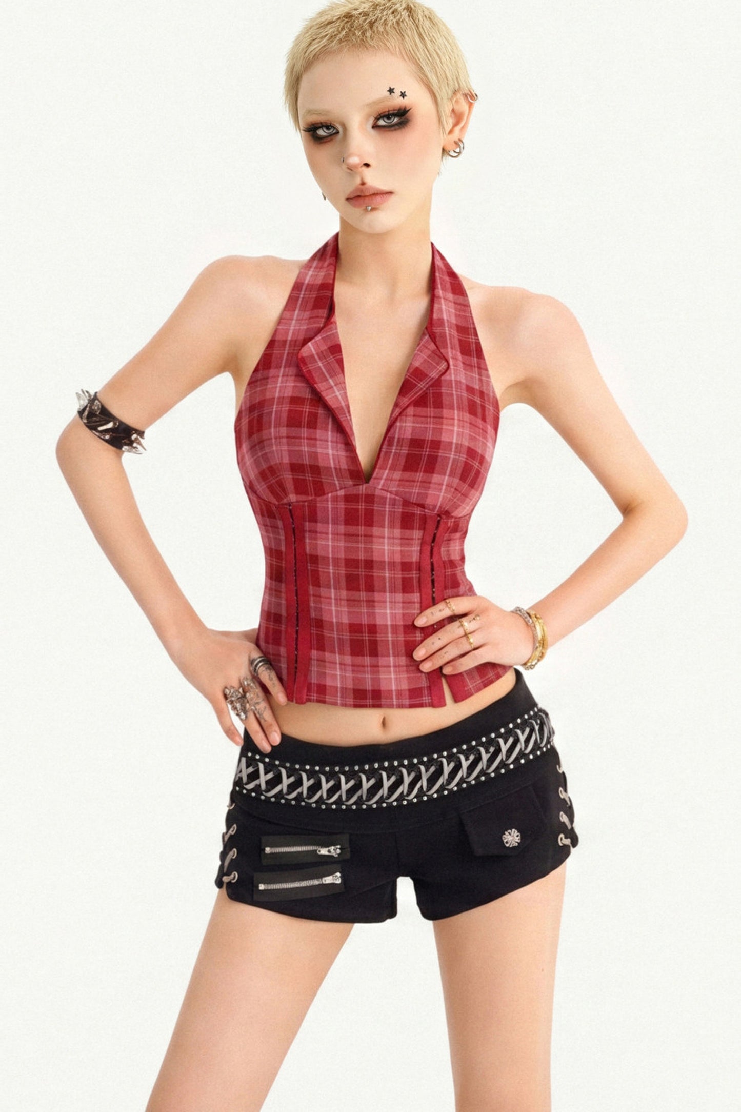 Top halter rosso a quadri con profondo scollo a V