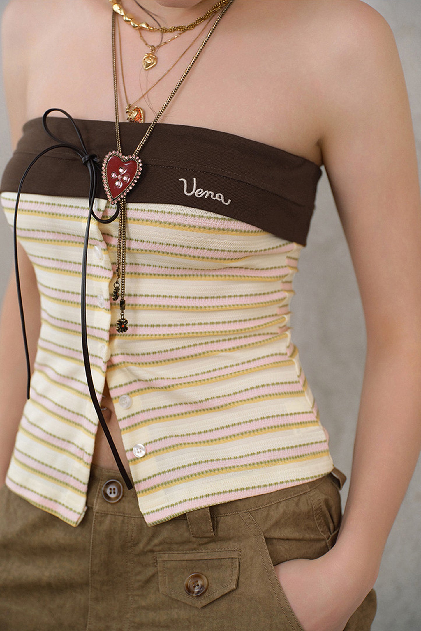 Top a fascia beige a righe con laccio sul petto