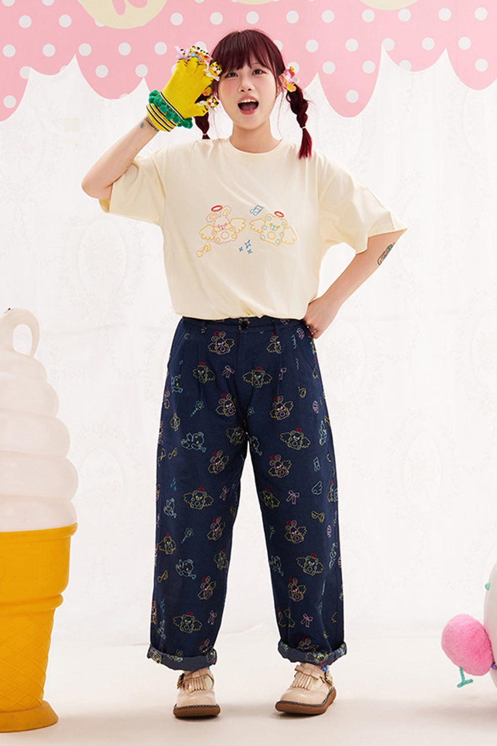 Jeans con ricami importanti di animali e angeli