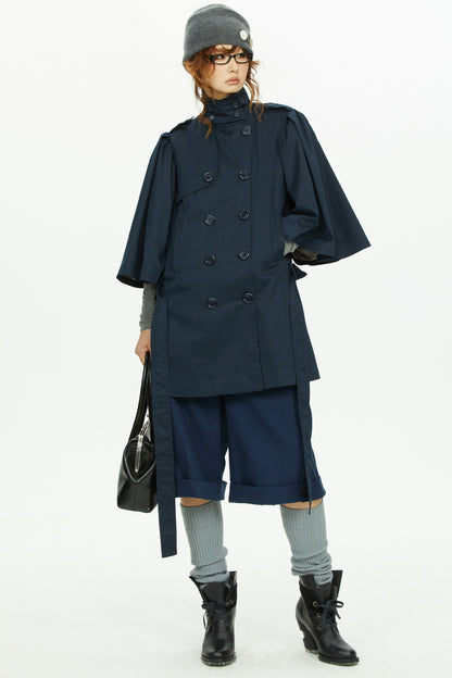 Marineblauer Trenchcoat mit Cape-Ärmeln und zweireihiger Knopfleiste