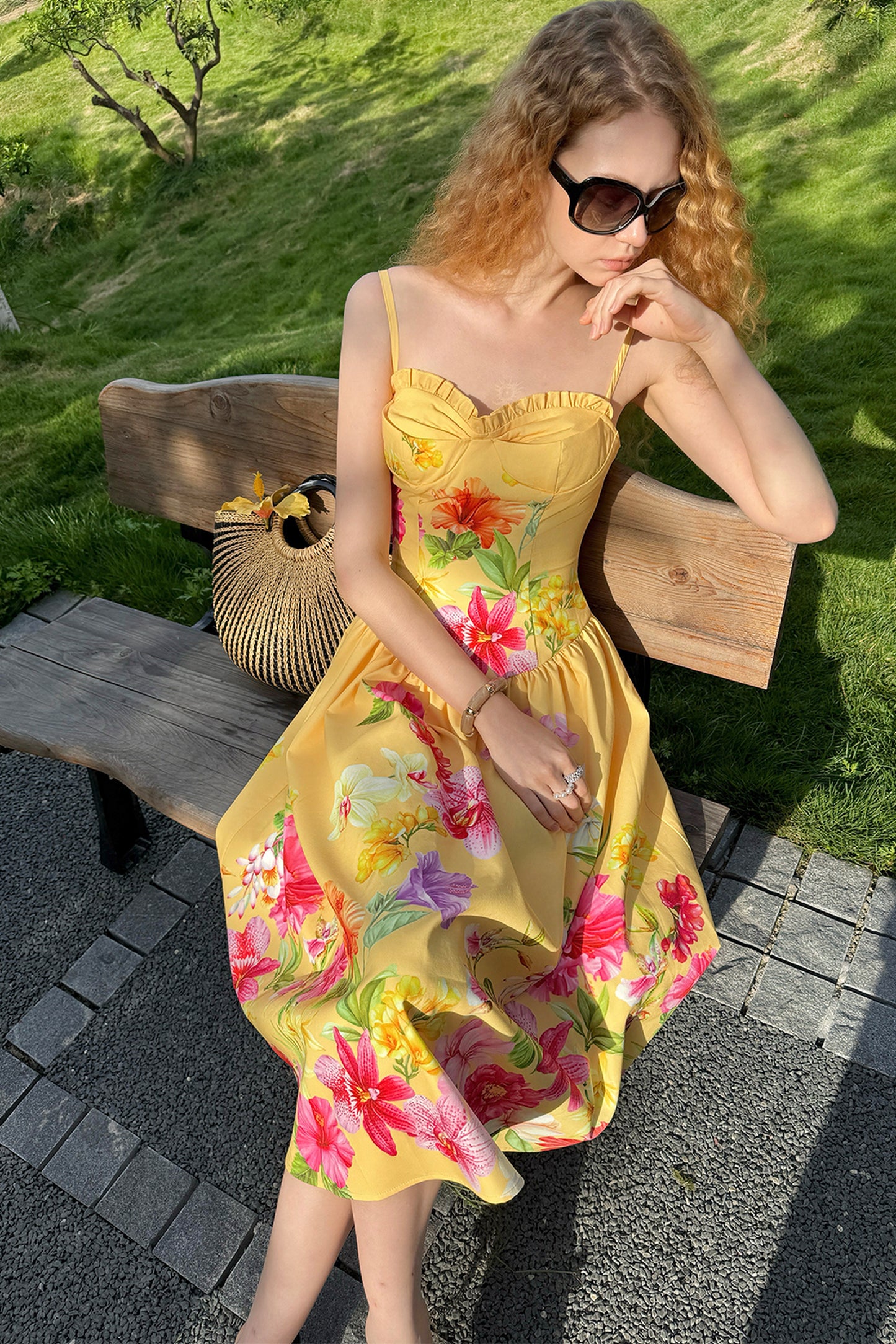 Tropisches geblümtes Lyocell-Trägerkleid