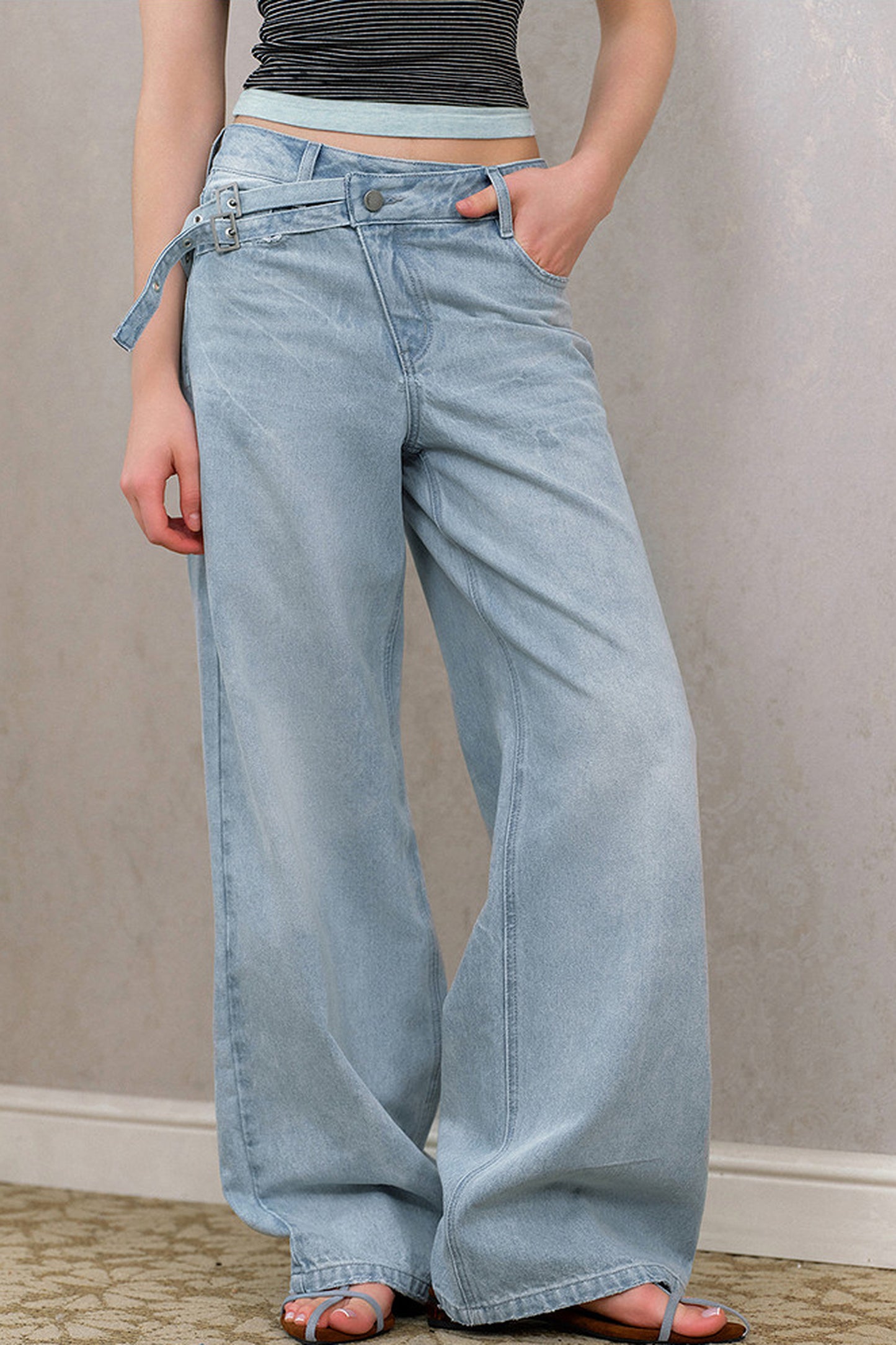 Asymmetrische Jeans mit geradem Schnitt und diagonaler Knopfleiste
