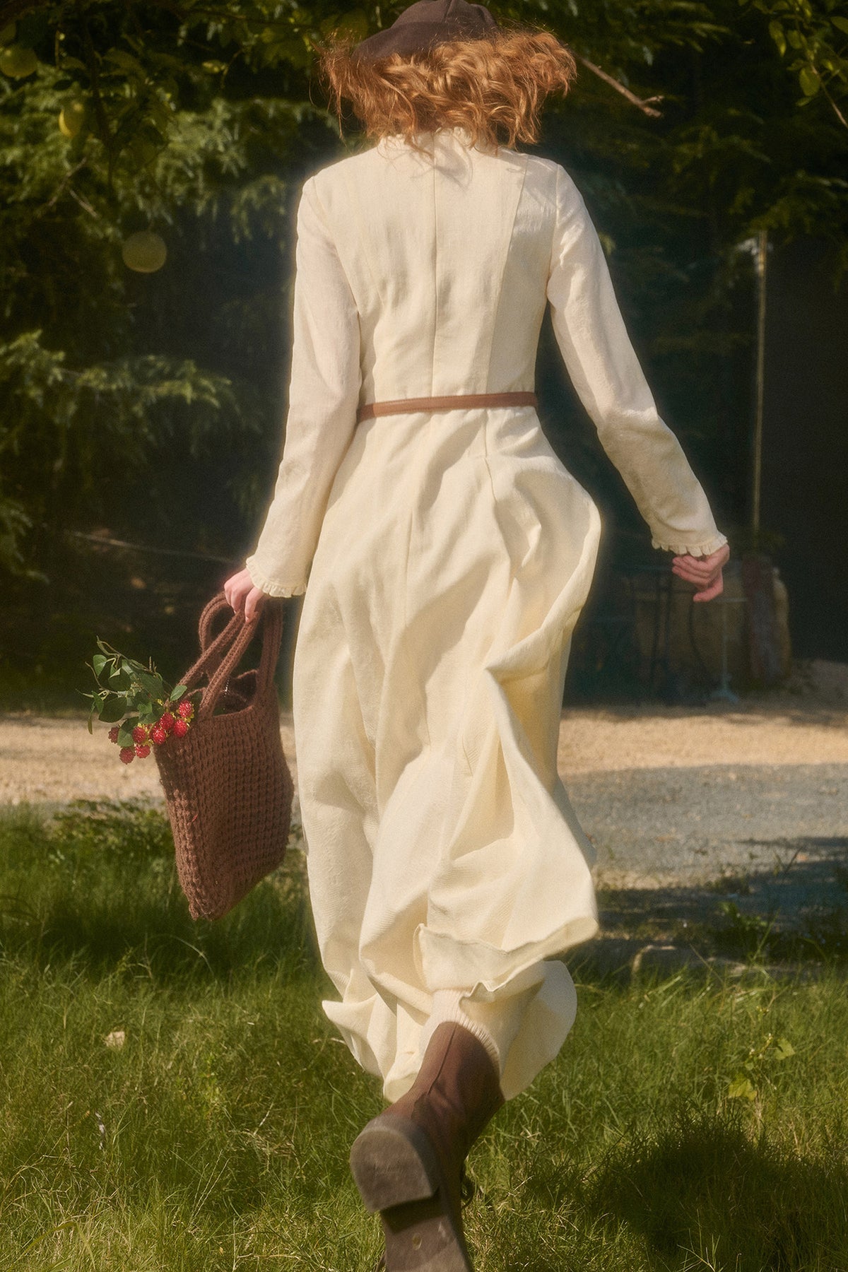 Langes Kleid mit Taillenbetonung, Schleife und Stickerei