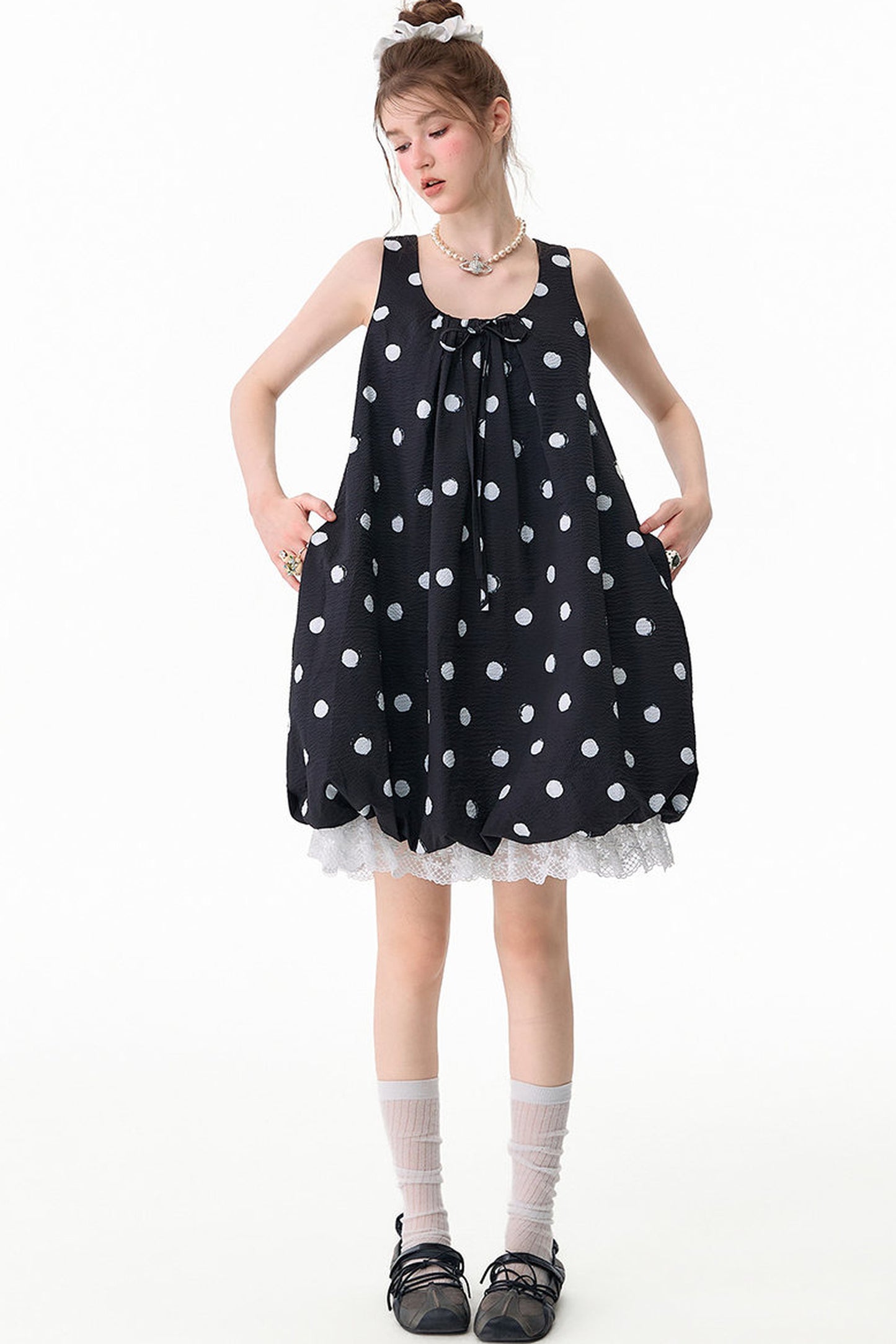 Schwarzes ärmelloses Kleid mit Punkten