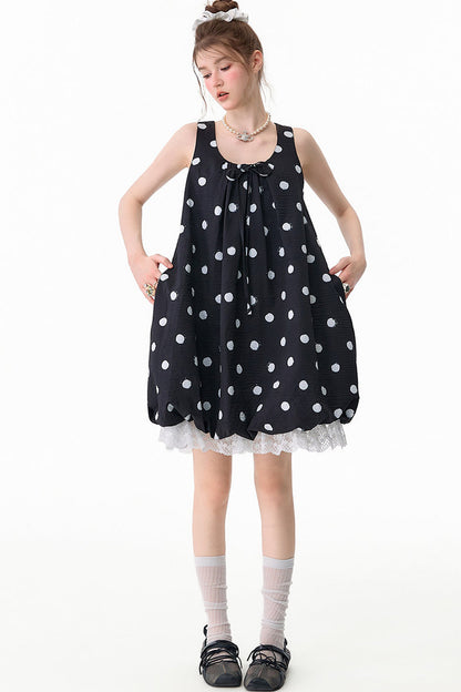 Schwarzes ärmelloses Kleid mit Punkten