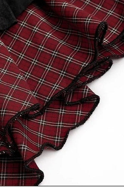 Completo con gonna asimmetrica a quadri con cintura con nappine e top in maglia