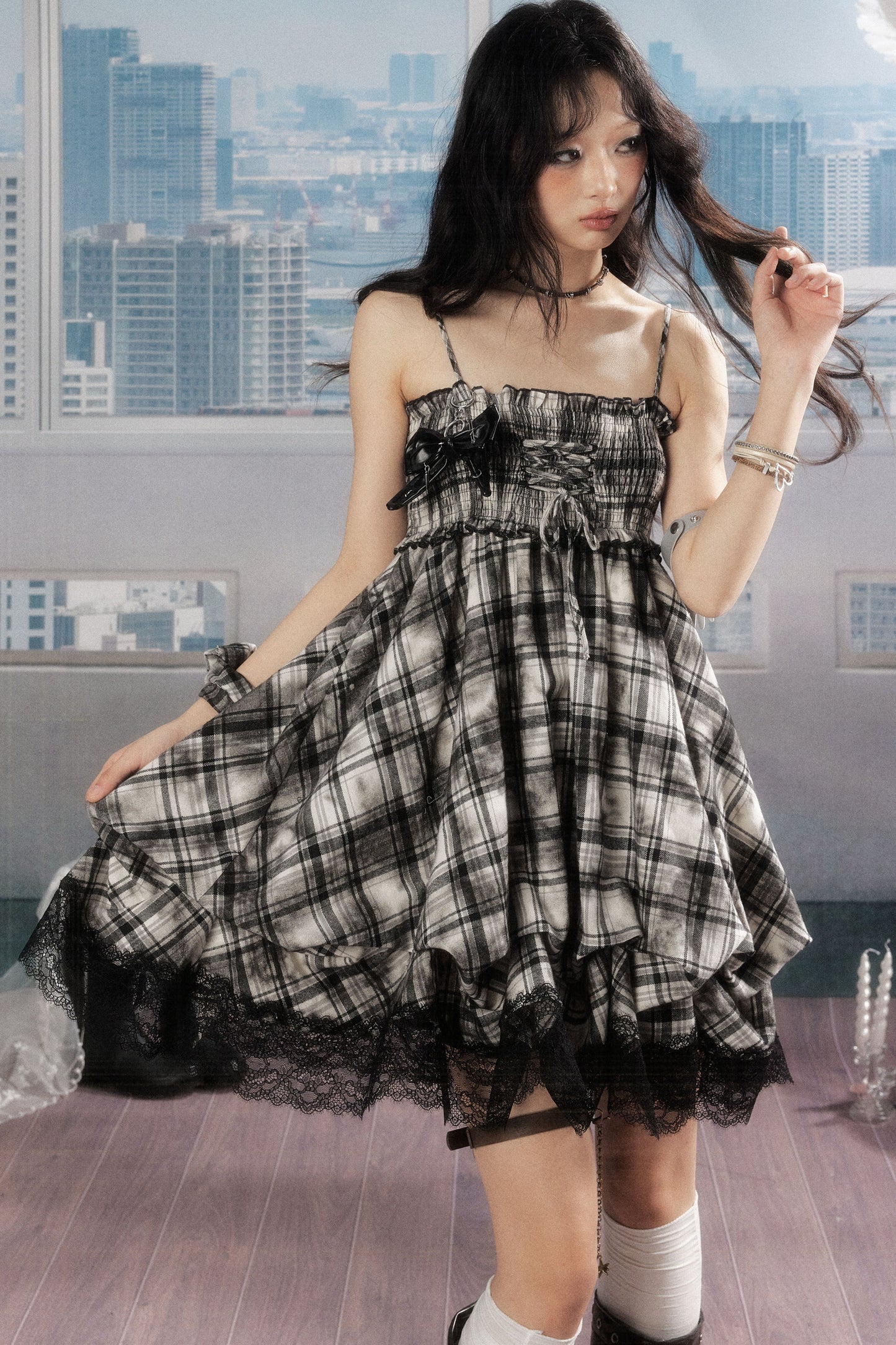 Kariertes Camisole-Kleid mit Spitzen-Patchwork