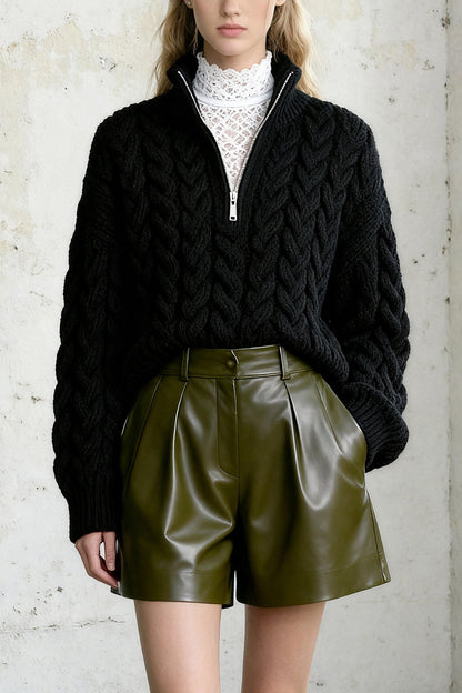 Set aus Oberteil mit halbhohem Kragen und Zopfmuster und Shorts