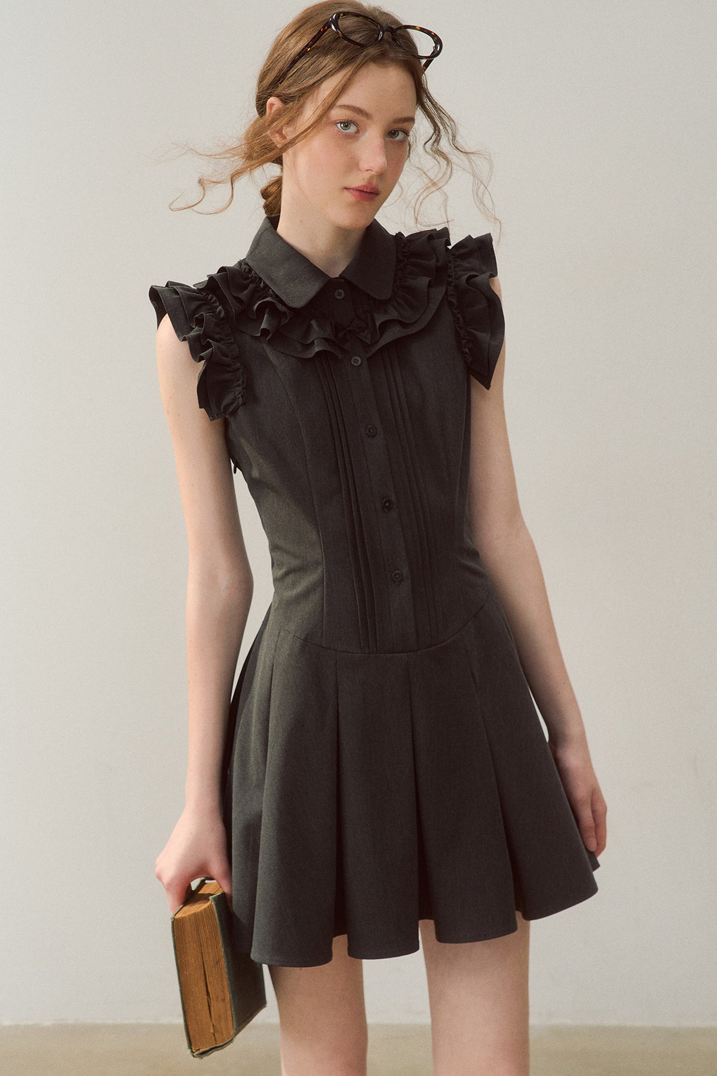Robe rétro gris foncé à col à volants