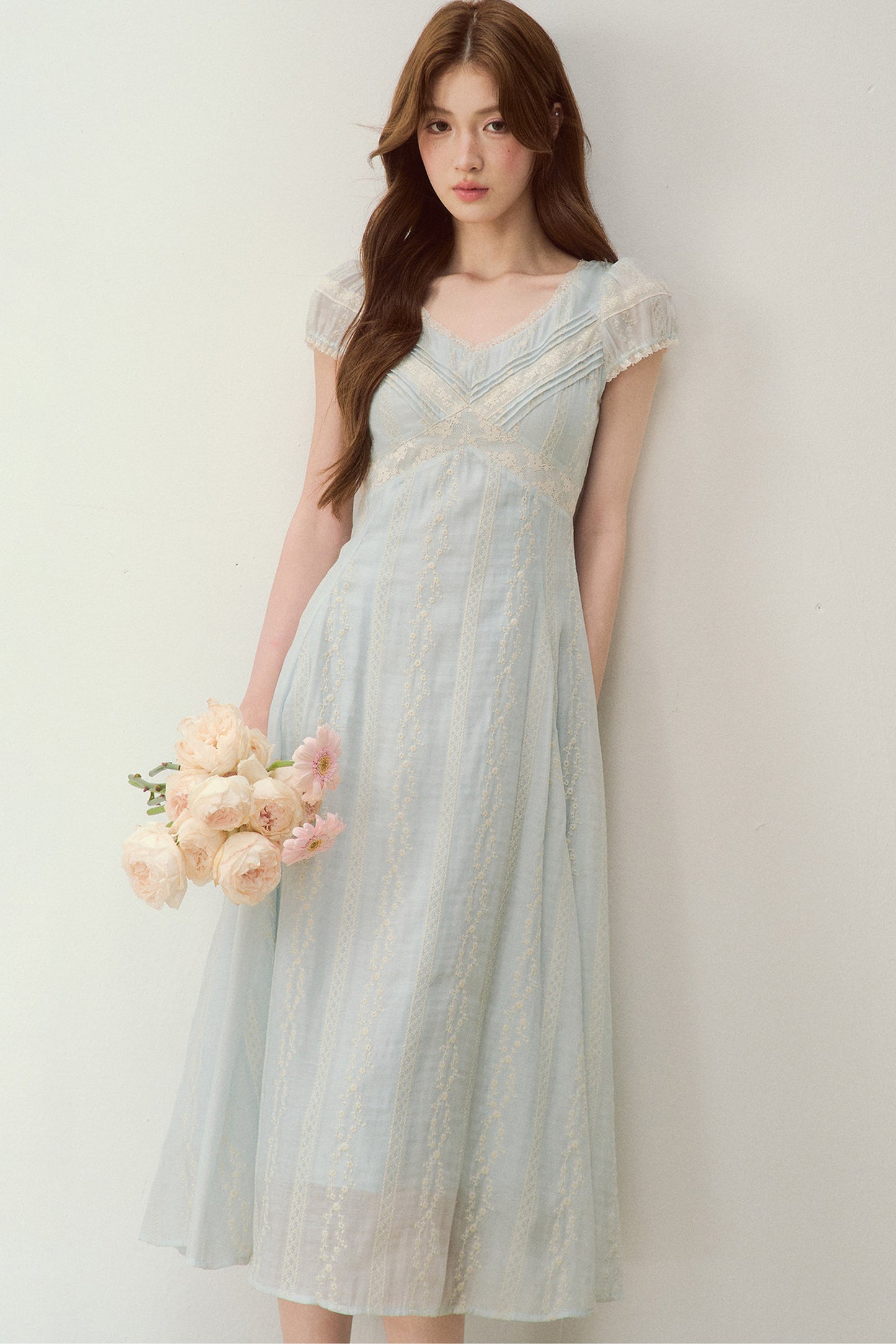 Robe brodée à col V bleu brume