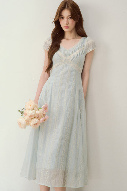 Robe brodée à col V bleu brume