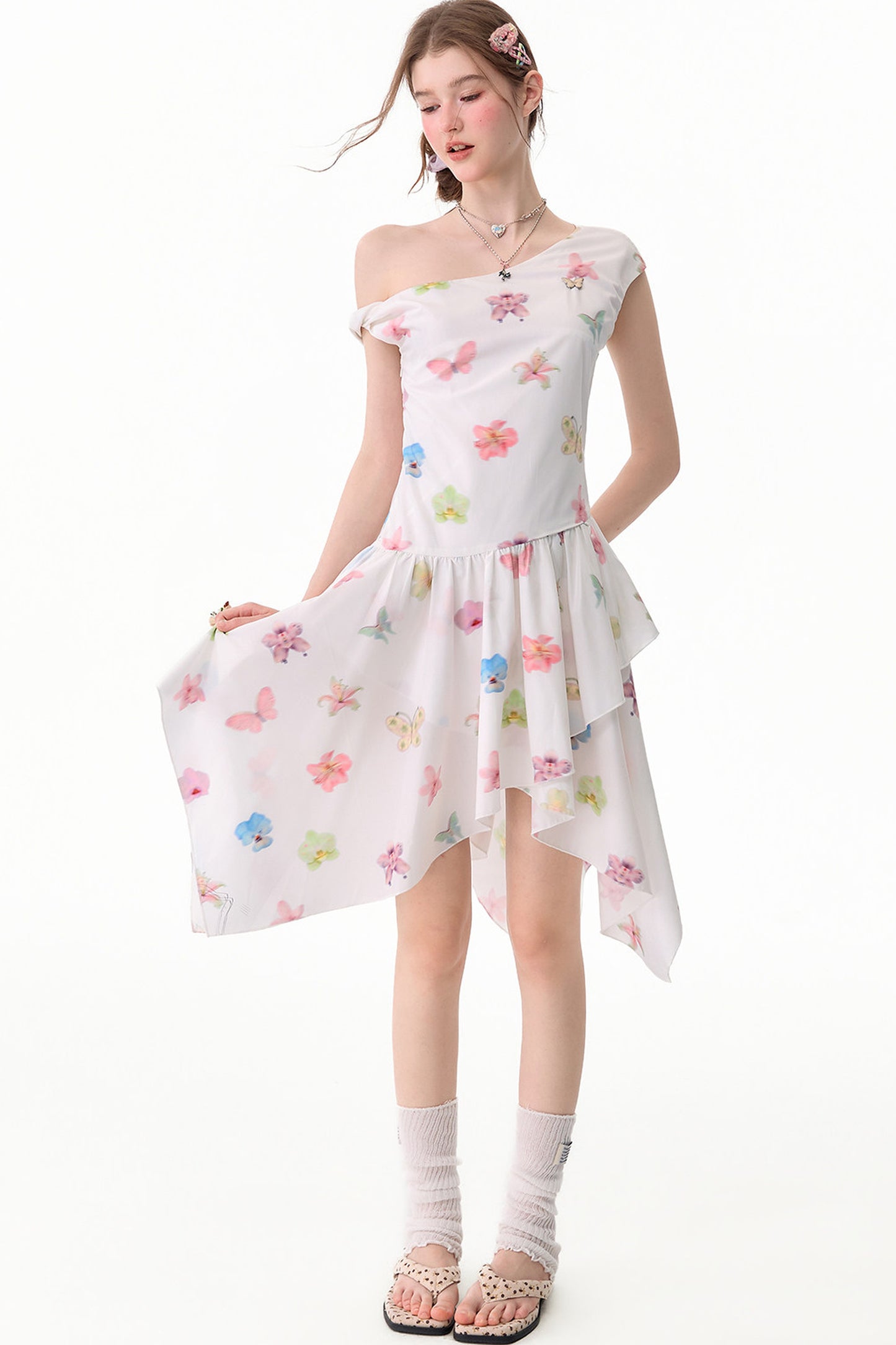 Schulterfreies Kleid mit Schmetterlings- und Blumenmuster und asymmetrischem Saum