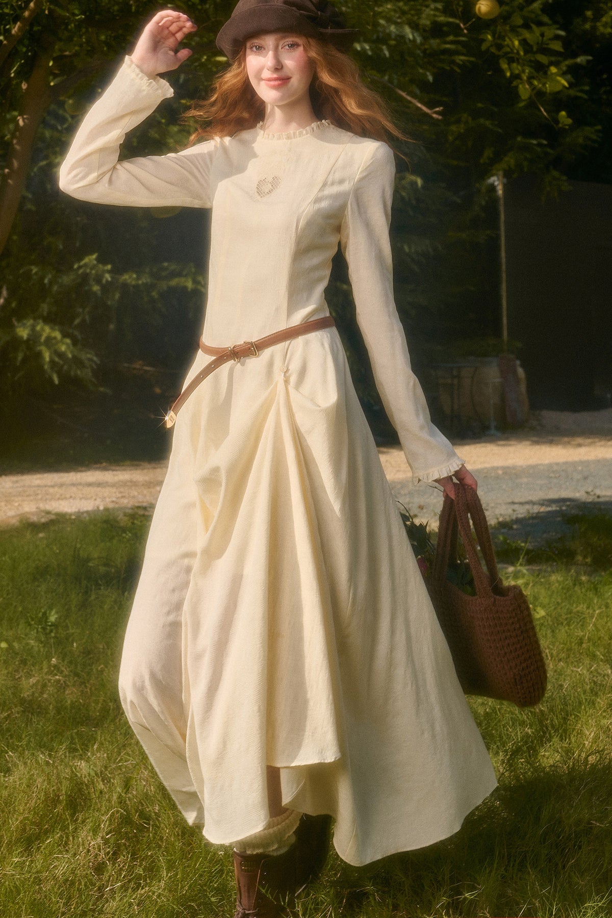Langes Kleid mit Taillenbetonung, Schleife und Stickerei