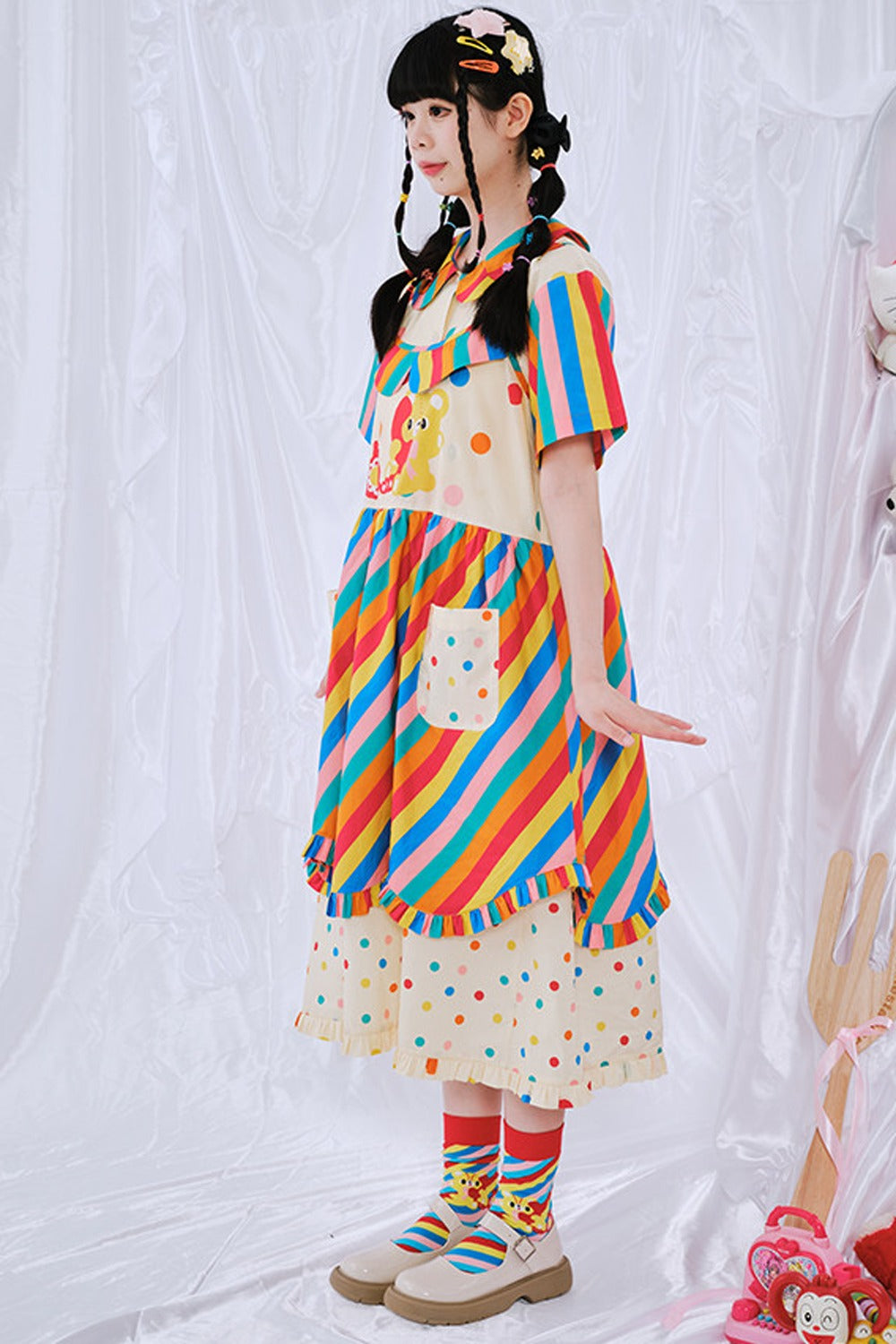 Robe à bretelles imprimé journal arc-en-ciel