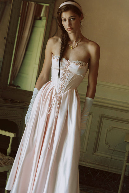 Französisches Prinzessinnenkleid aus Satin mit Korsett