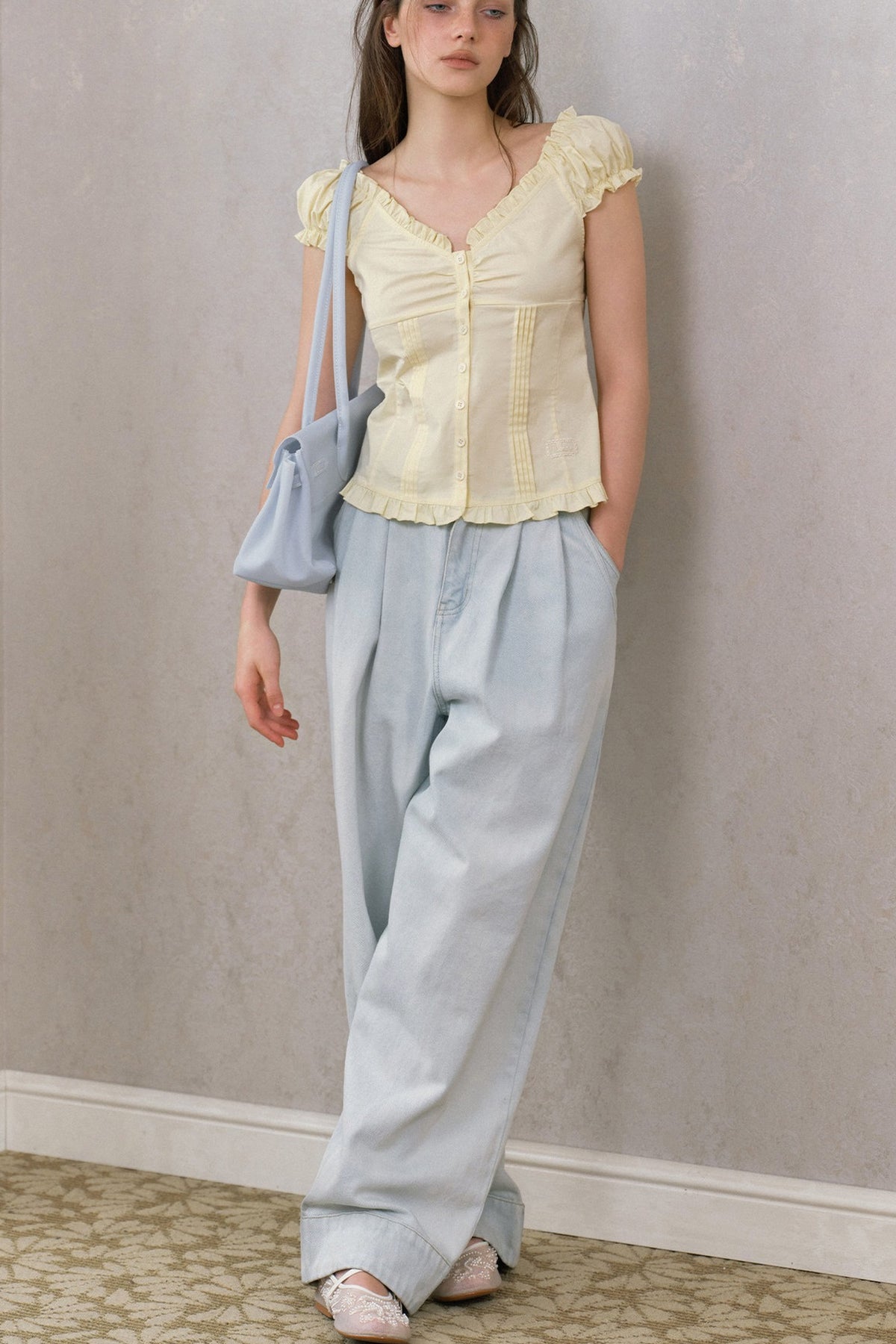 Blusa giallo crema con volant, scollo a V e maniche a sbuffo