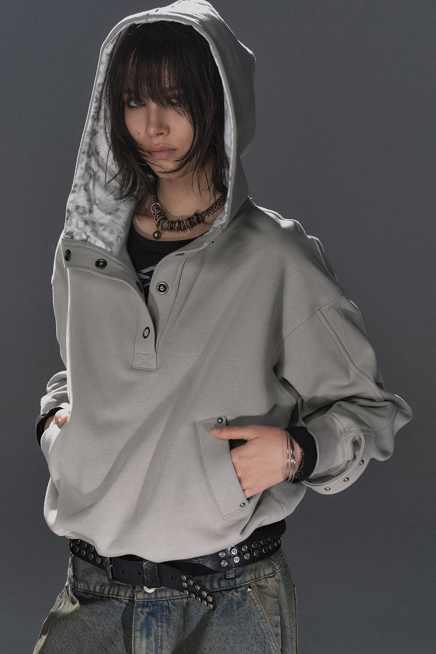 Sweatshirt à capuche imprimé léopard à demi-patte de boutonnage cloutée