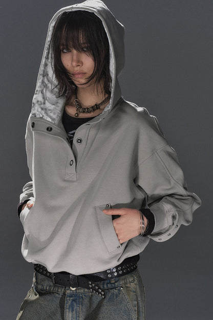 Sweatshirt à capuche imprimé léopard à demi-patte de boutonnage cloutée