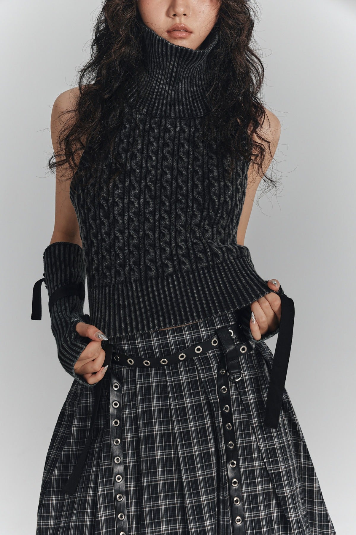 Short Backless Slim-Fit Knit Top with Tie Sleeves