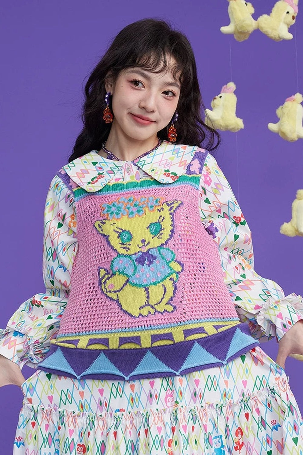 Gilet en maille ajourée à motif chaton rose