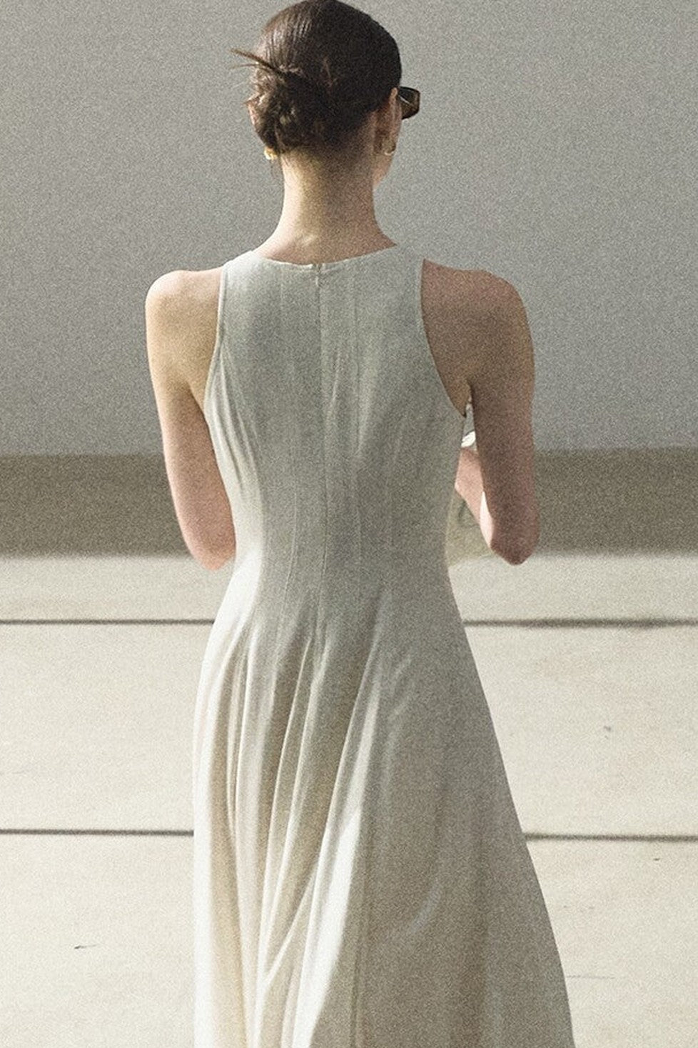 Kleid aus Goldseide und Leinen