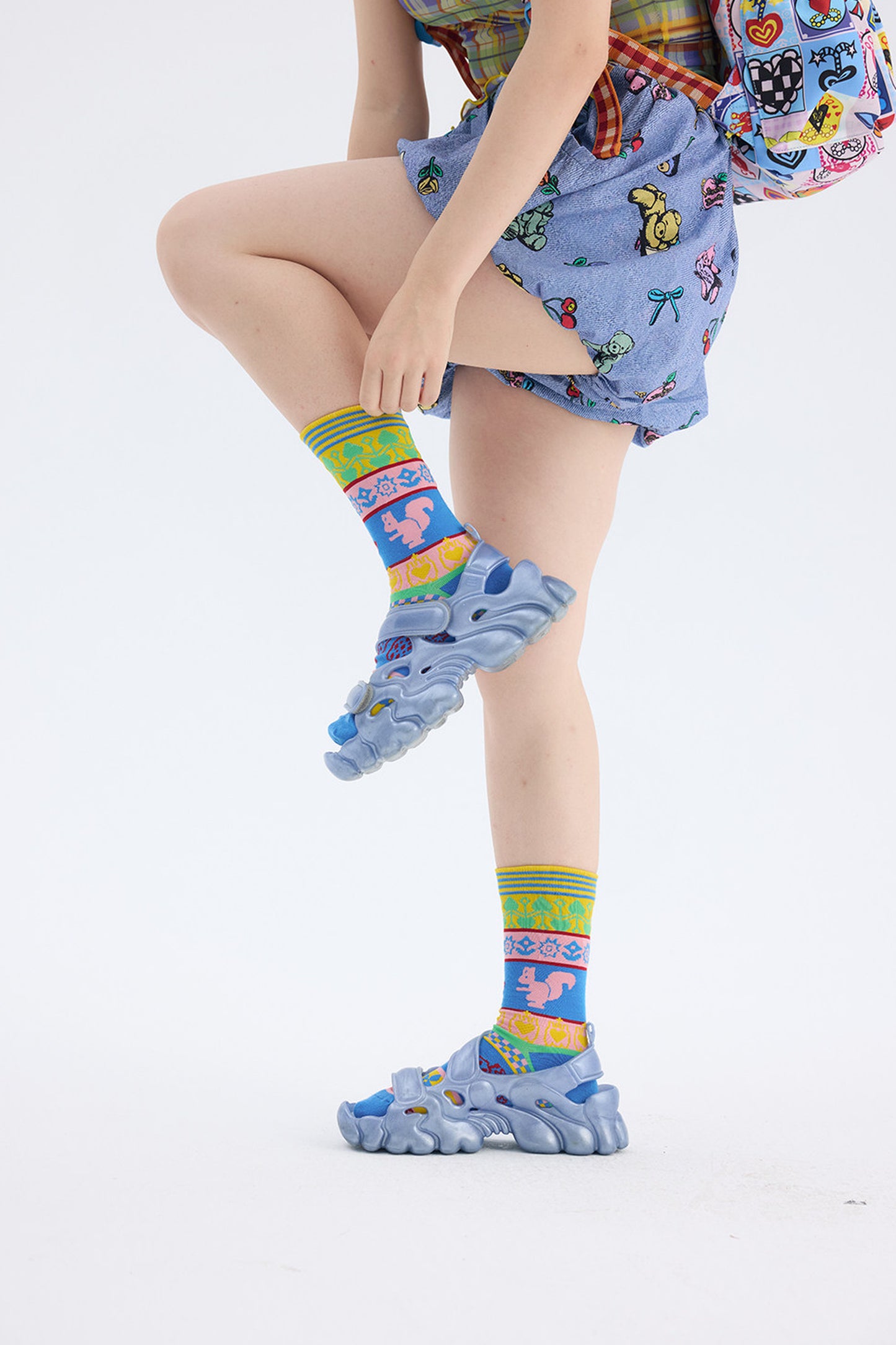 Chaussettes tricotées à motif géométrique bleu vif et jaune