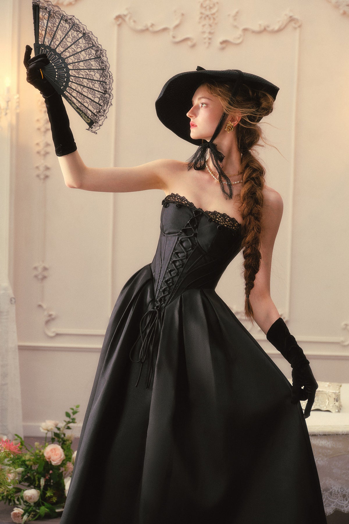 Französisches Prinzessinnenkleid aus Satin mit Korsett