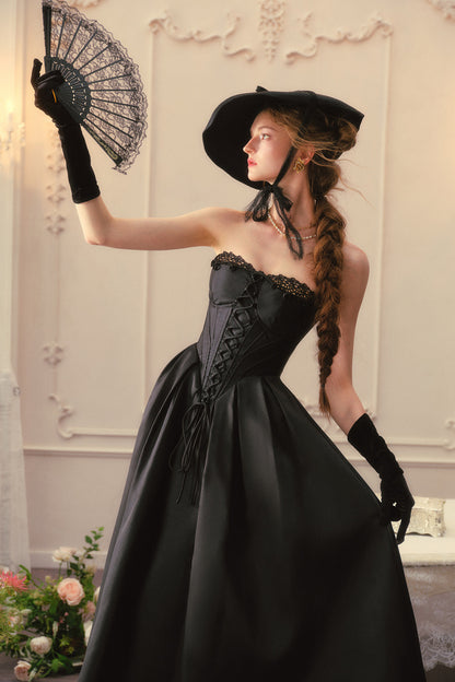 Französisches Prinzessinnenkleid aus Satin mit Korsett