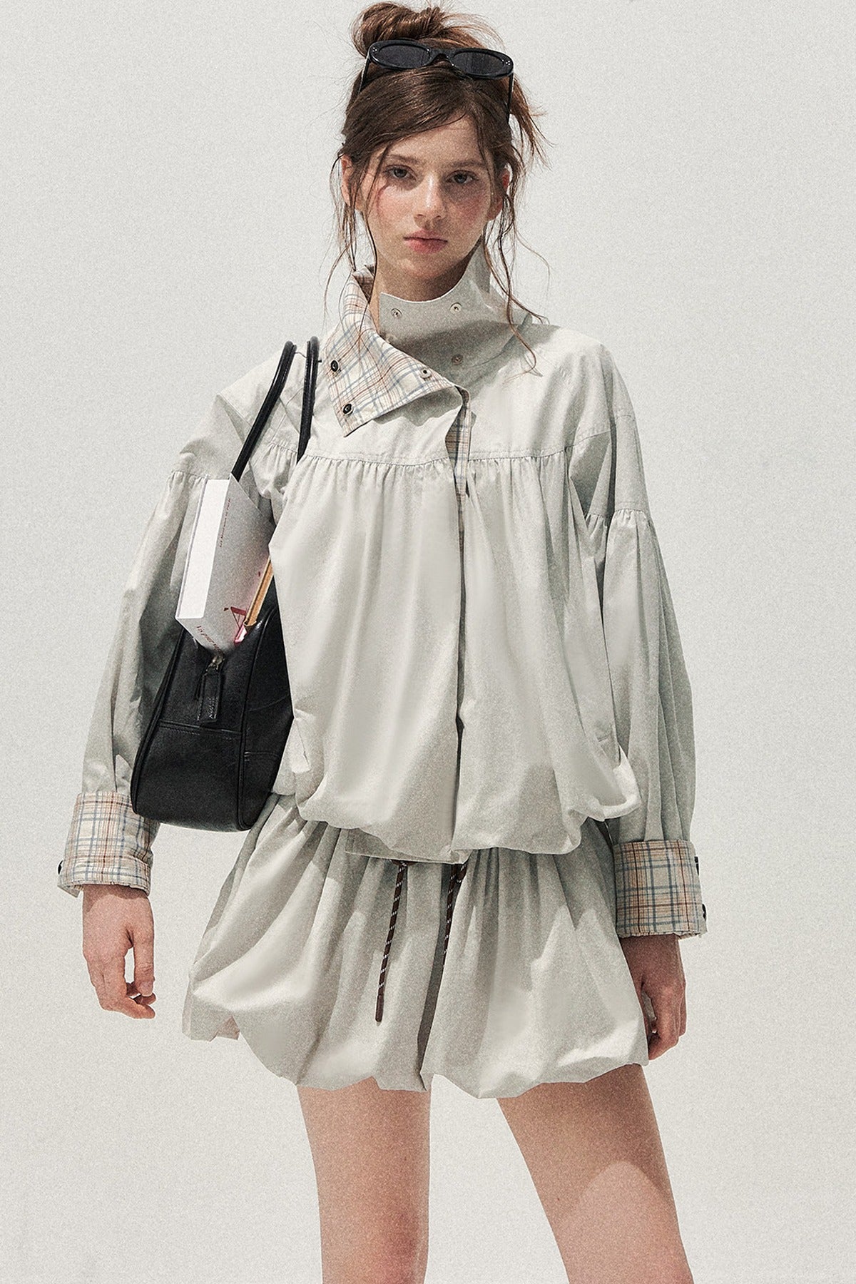 Set trench e gonna scozzese grigio-blu con bottoni decorativi