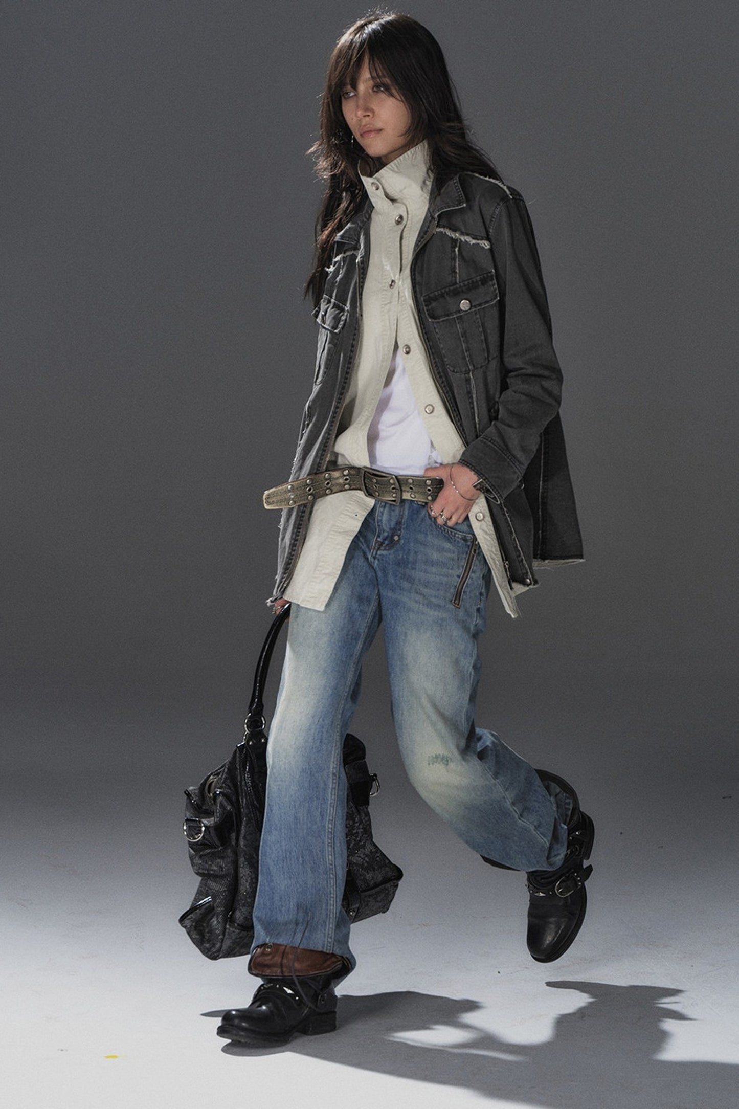 Jeans blu a vita bassa effetto consumato con borchie