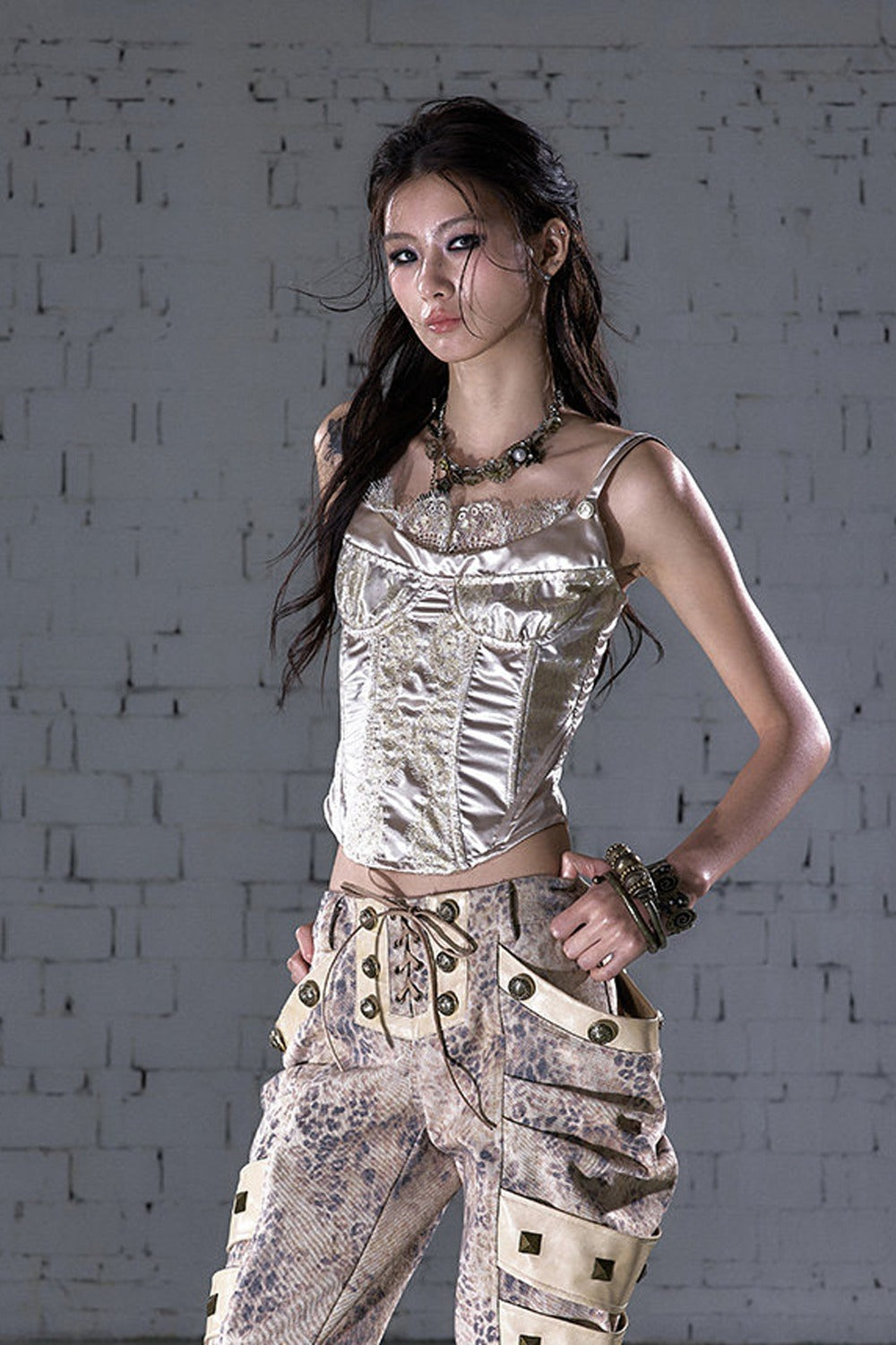 Top corsetto in raso senza spalline con stecche