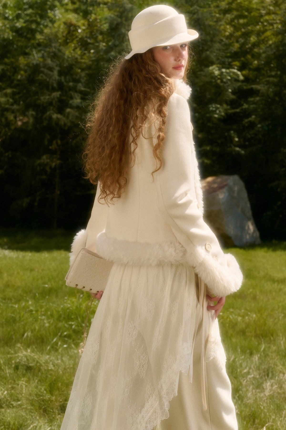 Flauschige kurze Jacke mit Stehkragen und Taschen