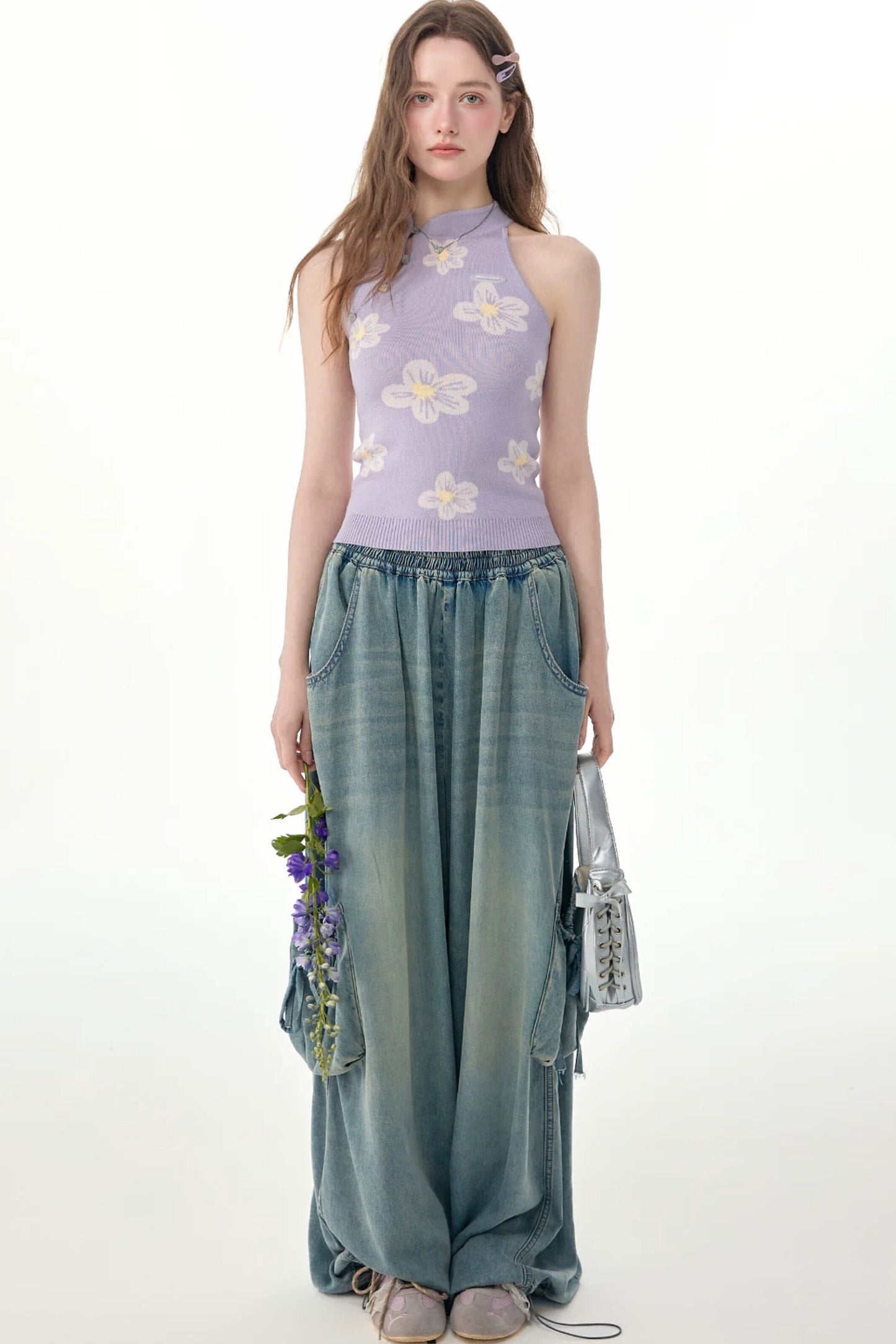 Verträumtes lila Strick-Neckholder-Oberteil mit Blumenmuster