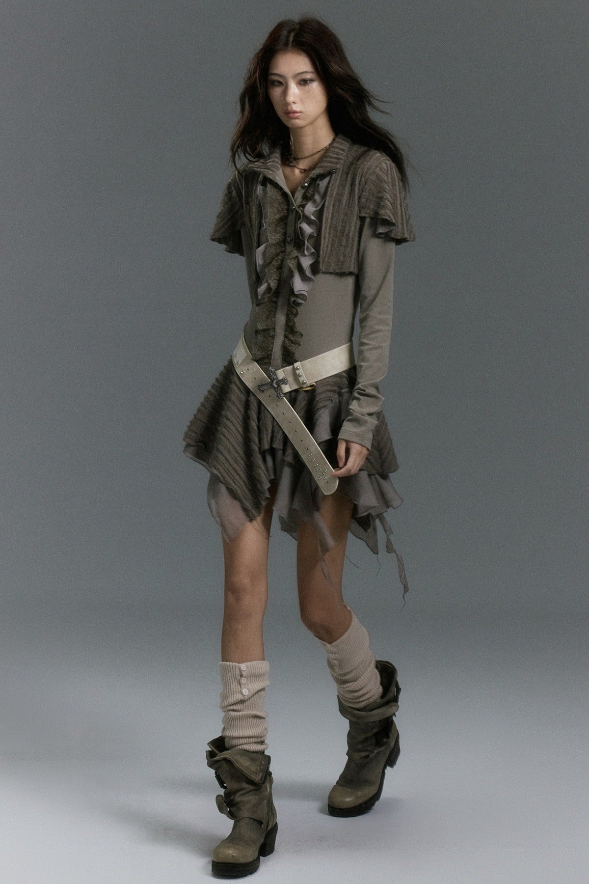 Kleid aus weichem Strick mit Spitzenrüschen und asymmetrischem Capelet