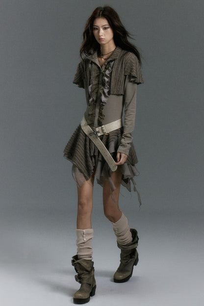 Kleid aus weichem Strick mit Spitzenrüschen und asymmetrischem Capelet