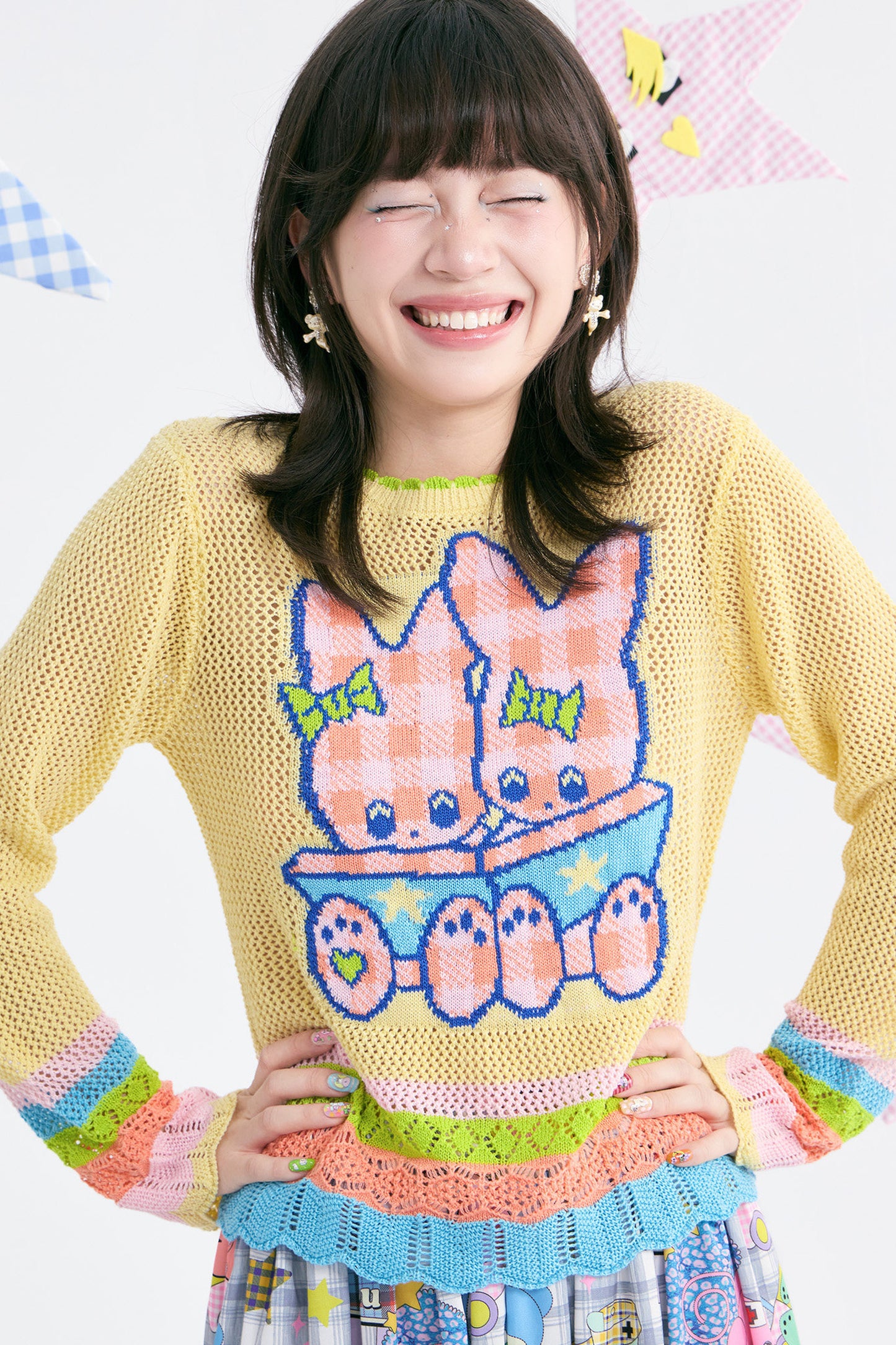 Gelber Netzstrickpullover mit Herz-Lochmuster