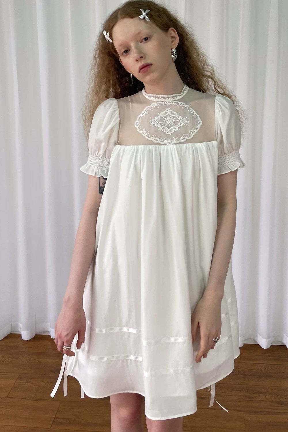 Weißes Spitzen-Netzstoffkleid im Puppenstil