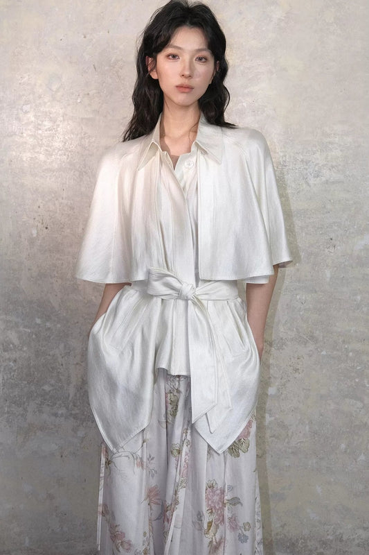 Wendbares Satin-Ensemble aus Umhang und Weste mit Fischschwanz-Saum