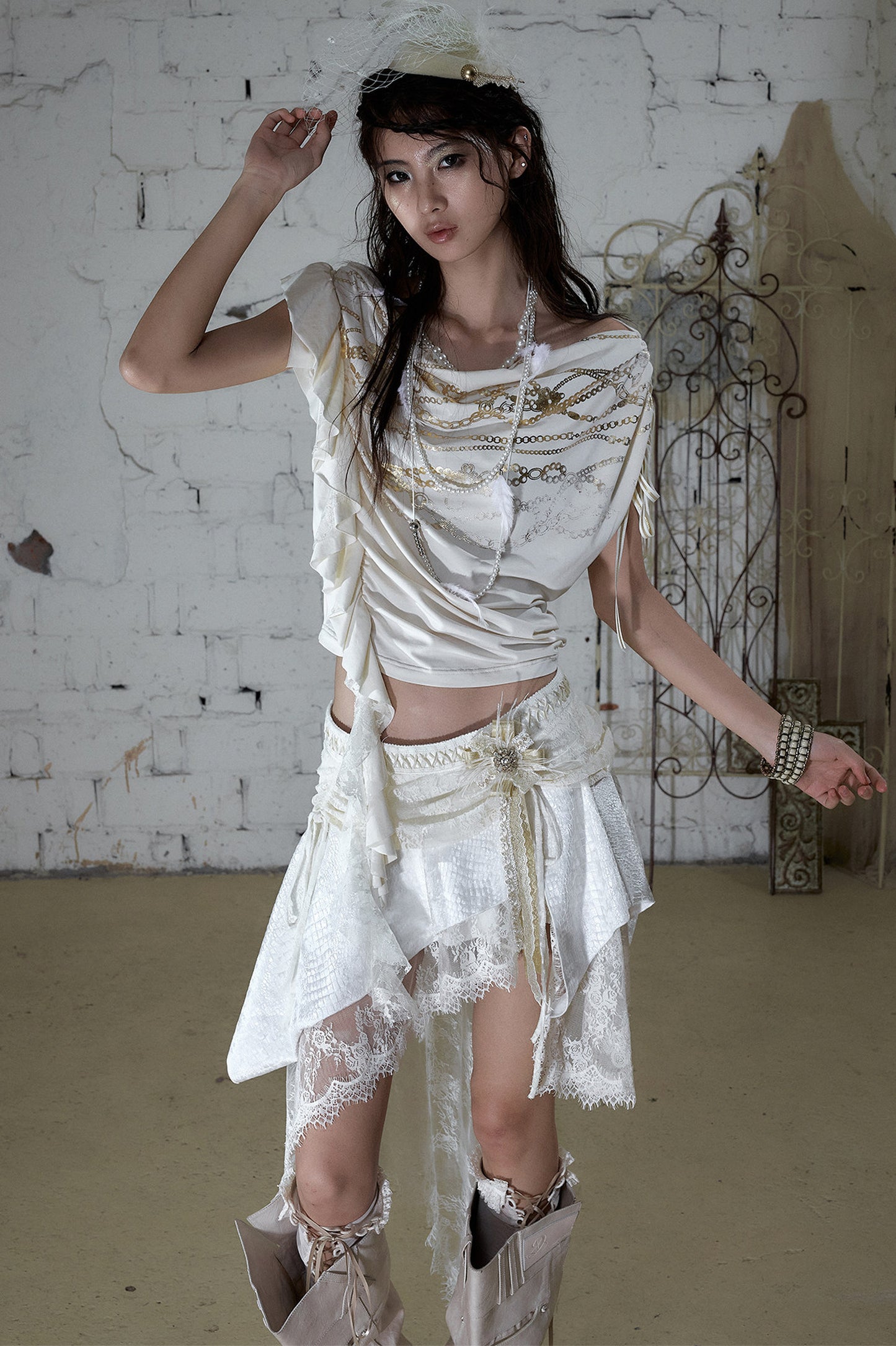 Maglia asimmetrica con catena effetto lamina d'oro